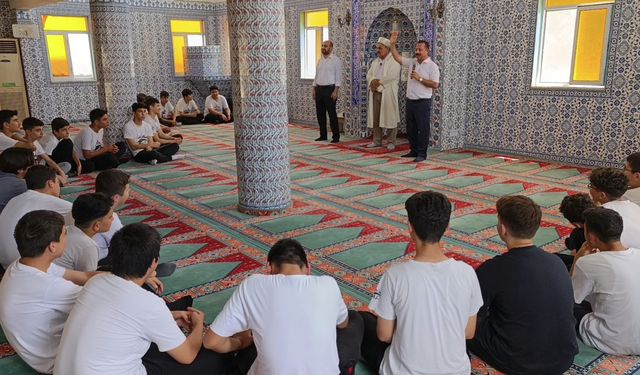 Gençler Camilerde Buluştu