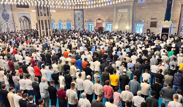 Kahramanmaraş’ta Binlerce Vatandaş Abdülhamid Han Camii’nde Saf Tuttu