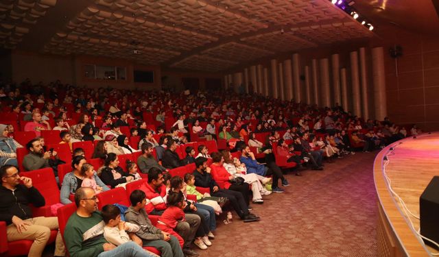 Kepez Kent Tiyatrosu Sezonu 30 Bin Seyirciyle Kapattı