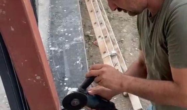 Mahsur kalan kuş demir direk kesilerek kurtarıldı
