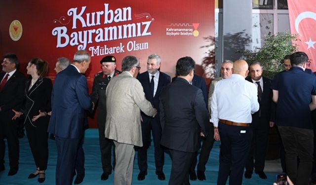 Şehir Protokolü Bayramda Vatandaşla Kucaklaştı