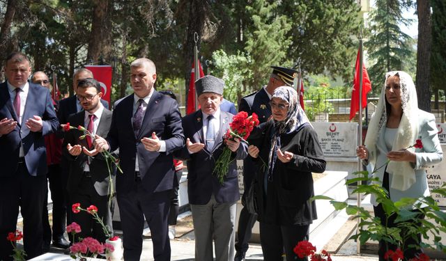 Protokol Şehitliği Ziyaret Etti