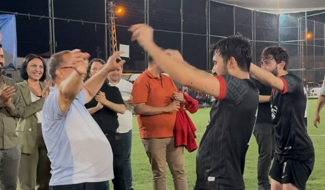 Takım Şampiyon Oldu, Muhtar Sahada Göbek Attı
