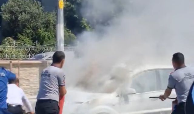 Park halindeki otomobil alev alev yandı