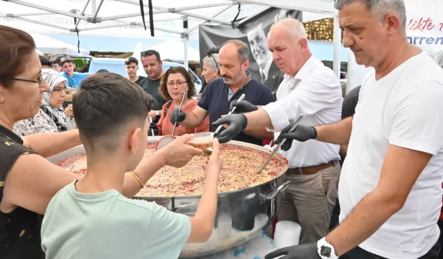 Geleneksel aşure dağıtımı devam ediyor