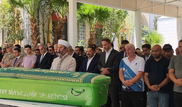 Bakan Bayraktar Teyzesini Son Yolculuğuna Uğurladı