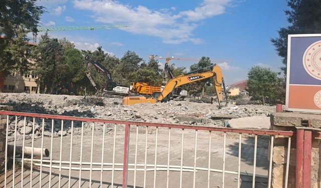 Kahramanmaraş’ta Yıkım Çalışmaları Devam Ediyor
