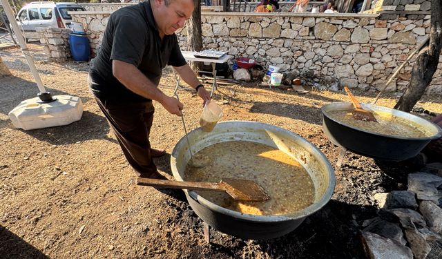 Tarihi Sarıhacılar'da Bin Kişilik Aşure İkramı