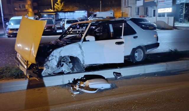 Alkollü Sürücü Direğe Çarptı: 1 Yaralı