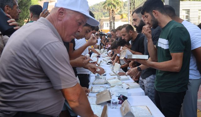 Ödülü Alabilmek İçin 3 Dakikada 1 Kilo 100 Gram Lokum Yemeyi Başardı