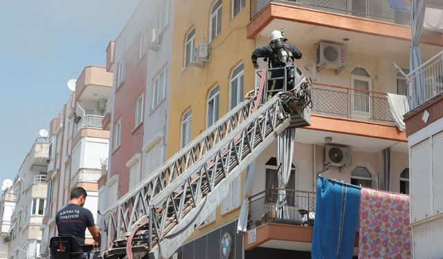 Çaresizce Evinin Yanmasını İzlemek  Zorunda Kaldı