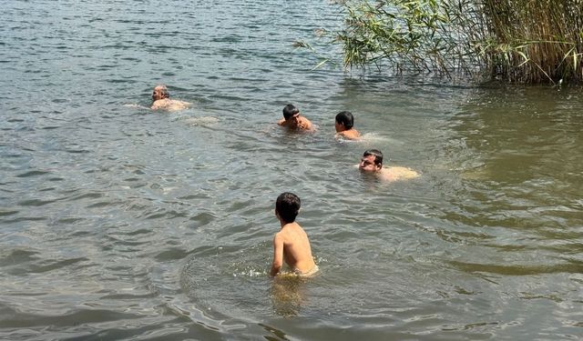 Sıcaktan Kaçanlar 1700 Rakımlı Dipsiz Göl'de