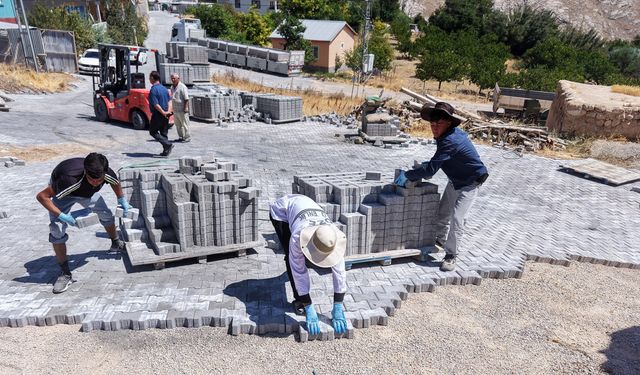 Kahramanmaraş Sarıyatak’ta Asfalt ve Kilit Parke Çalışması