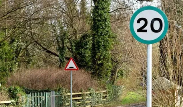 Dünyada yaygınlaşmaya başladı: İşte yeni trafik levhaları