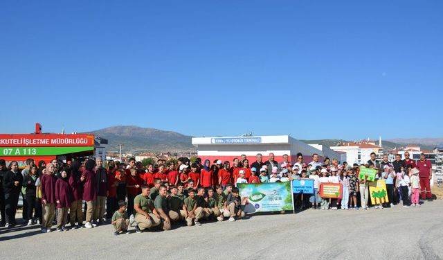 300 Öğrenci 300 Fidanı Toprakla Buluşturdu