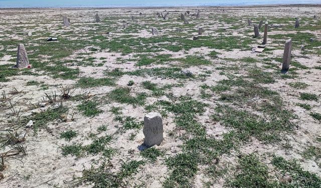 Kuraklık Yüzünden Çekilen Barajda 70 Yıllık Mezarlar Ortaya Çıktı