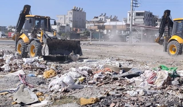 Belediye ekipleri 4 mahallede 20 kamyon atık topladı