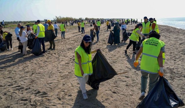 Belediyeden plajda geniş kapsamlı çevre temizliği çalışması