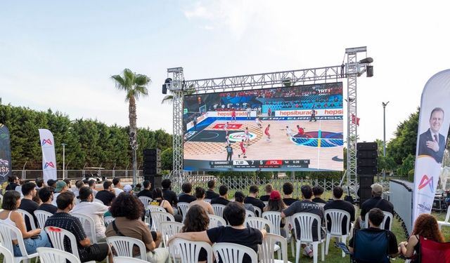 Dev Ekranda A Milli Basketbol Takımı ile Polonya Maçı İzlendi