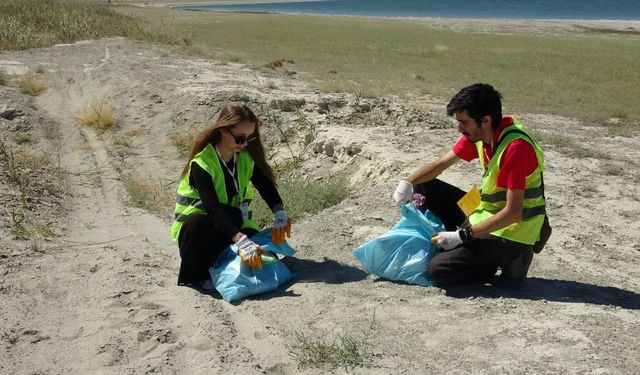 Dünya Temizlik Günü’nde Gönüllüler Çöp Topladı