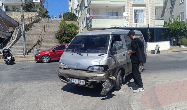 Kamyonet ve Motosikletin Çarpıştığı Kazada 1 Yaralı