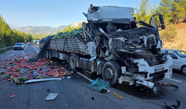 Karpuz Yüklü Tır Devrildi, Tonlarca Yük Otoyola Saçıldı