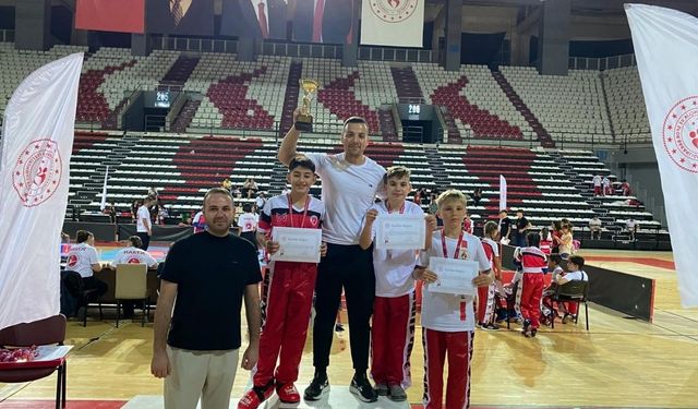 Kick Boks Takımı Zafer Kupası’ndan 6 Madalya ile Döndü