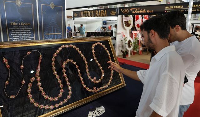 Kur’an-ı Kerim’in 604 Sayfası Dev Tespih Üzerine İşlendi