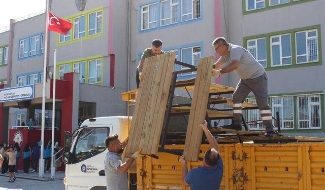 Okullara ve ortak alanlara bank ile piknik masası desteği