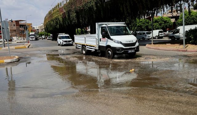 Patlayan Su Borusu Caddeleri Göle Çevirdi