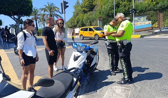 Turistlerin Kullandığı Kiralık Motosiklet Kaza Yaptı