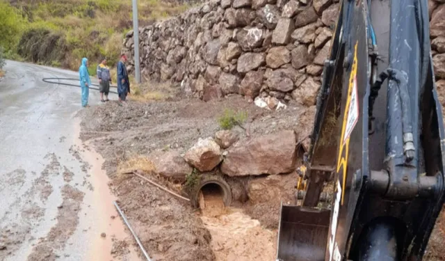 Antalya Büyükşehir yağışta da görevde