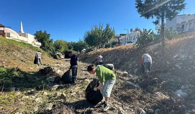 Belediye Ekipleriyle Gönüllülerden Ortak Temizlik Çalışması