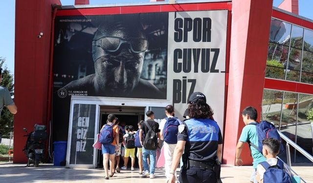 Çocuklara Yüzme Eğitimi ve Güvenlik Dersi Verildi