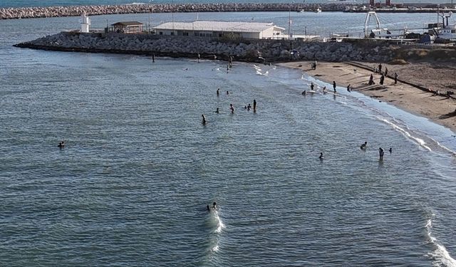 Ekim Ortasında Yaz Keyfi Yaşanıyor: Vatandaşlar Denize Akın Etti