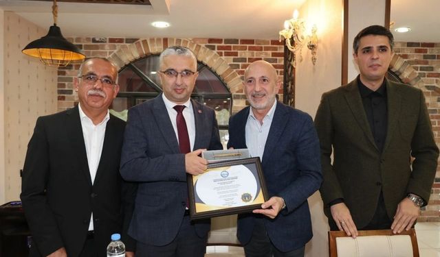 Elbistan Belediye Başkanı Erkan Gürbüz’e Hizmet Ödülü