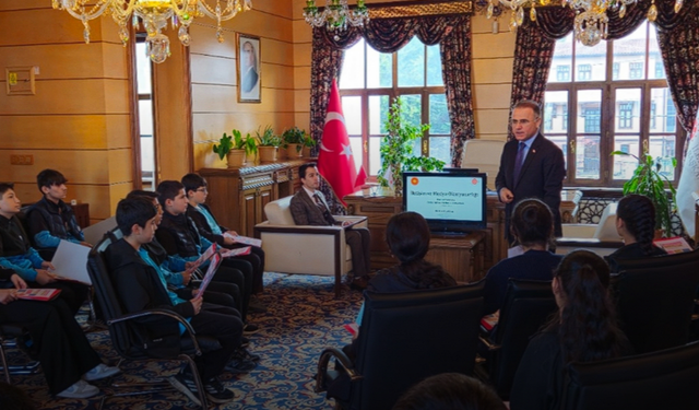 Bursa Yıldırım Fatih Sultan Mehmed Ortaokulu öğrencileri, “İletişim ve Medya Okuryazarlığı” ünitesi kapsamında Cumhurbaş