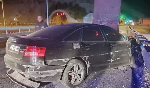 Kahramanmaraş’ta Trafik Kazası: Otomobil Bariyerlere Girdi