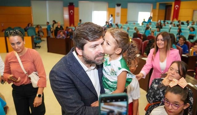 Kız Çocukları Meclis Koltuğuna Oturdu