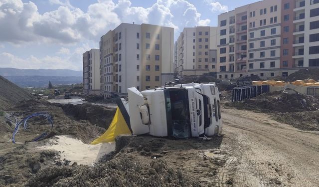 Kum Yüklü Kamyon Devrildi: Sürücü Yaralı