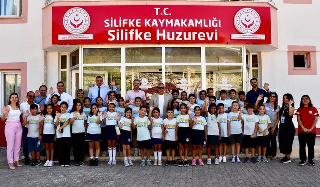 Öğrencilerden Huzurevi Ziyaretinde Duygusal Anlar