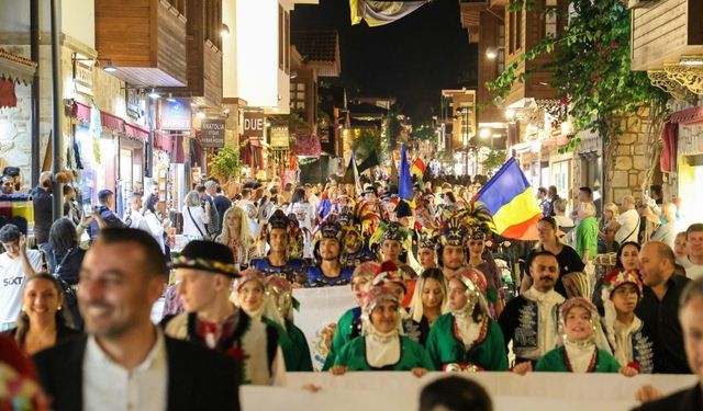 Side Antik Kenti Renkli Gösterilere Sahne Oldu