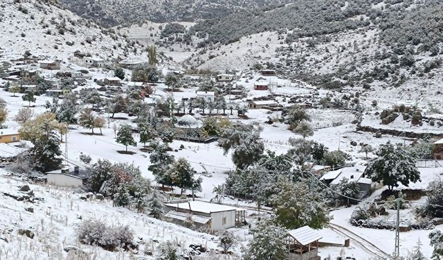 Toros Yaylalarına Mevsimin İlk Karı Düştü