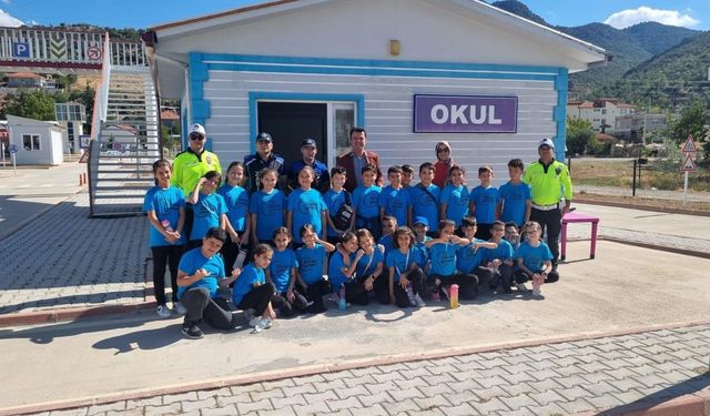 Trafik kuralları çocuklara uygulamalı olarak öğretiliyor