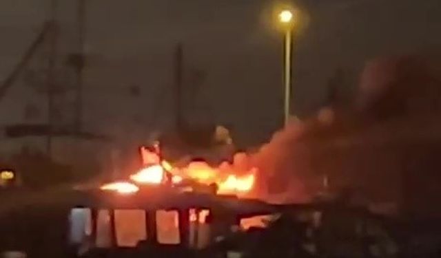 Antalya’da yıldırım düşmesi 3 tekneyi küle çevirdi