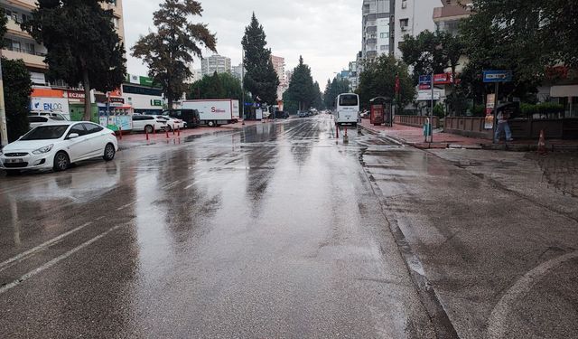 Adana’da beklenen kuvvetli yağmur başladı: Meteoroloji yeniden uyardı