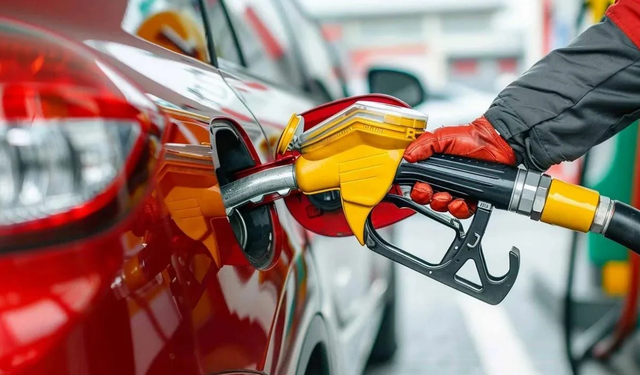 Akaryakıta Gece Yarısı Zam Şoku: Tabelalar Tekrar Düzenlenecek