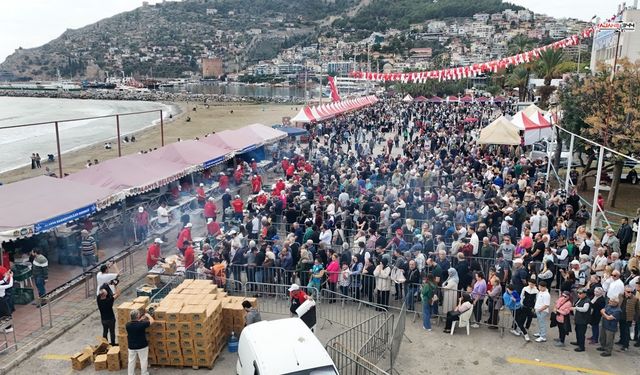 Alanya’da 3. Hamsi Festivali başladı: 7 ton hamsi ücretsiz dağıtılacak