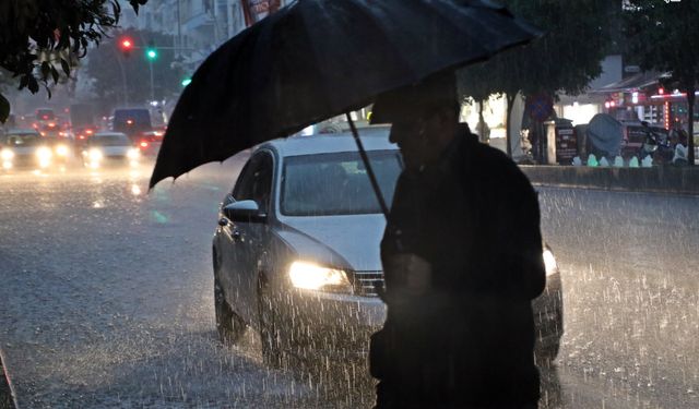 Antalya’da sarı alarm sonrası sağanak etkili oldu: Yollar göle döndü