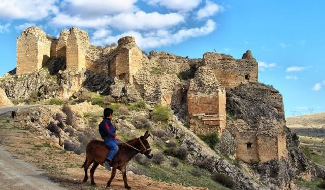Kahramanmaraş'ın Görkemli Hazinesi: Hurman Kalesi